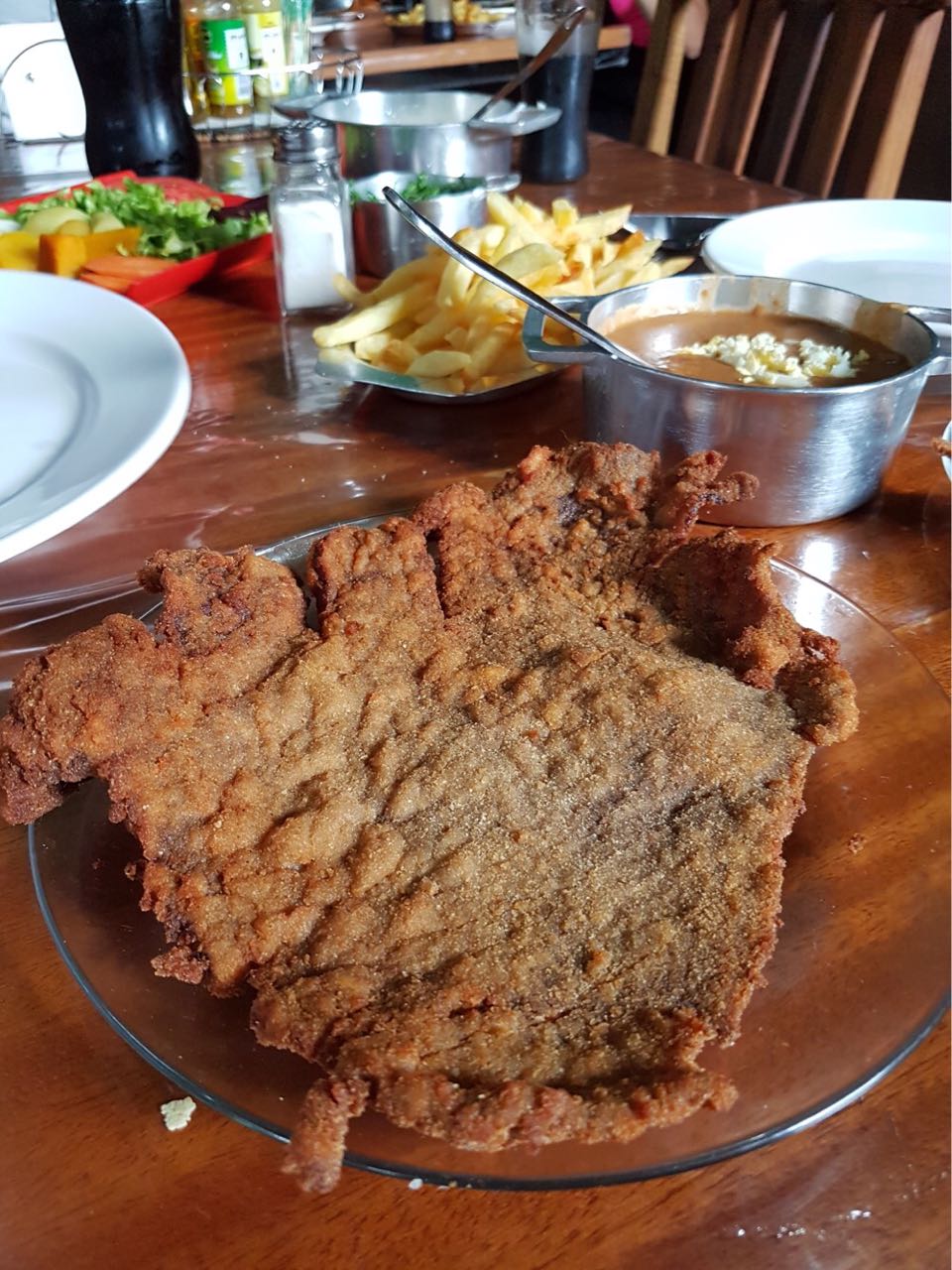 Restaurante no Caiçara serve fartíssimas refeições acompanhadas de bifes gigantescos por R$17 per capita