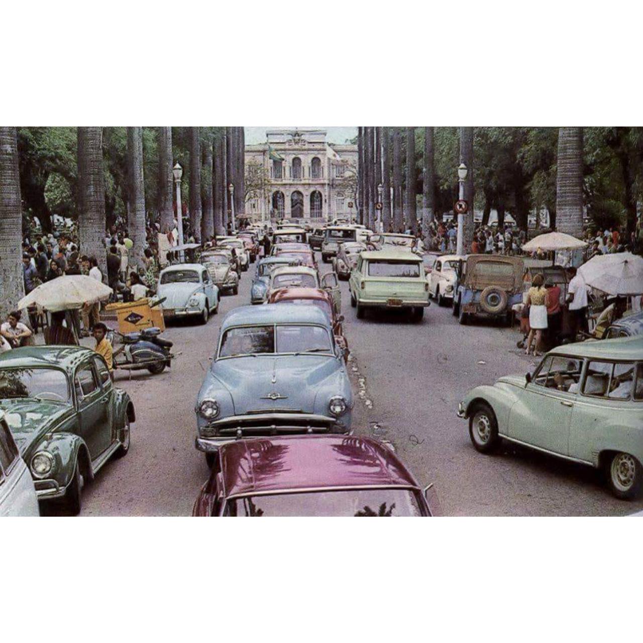 Praça da Liberdade das antiga. Crie uma versão para a foto!