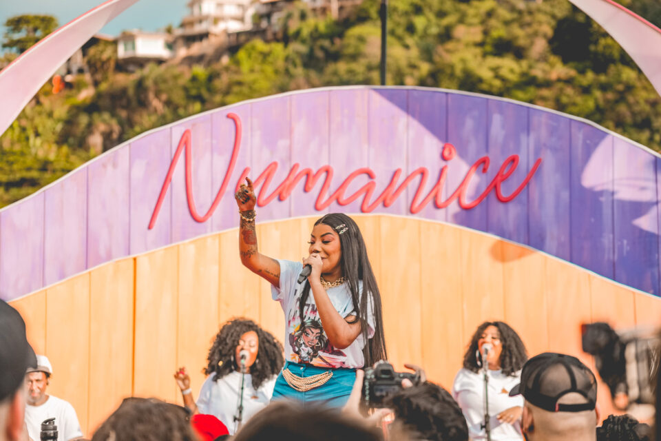 Ludmila apresenta seu projeto de pagode em BH