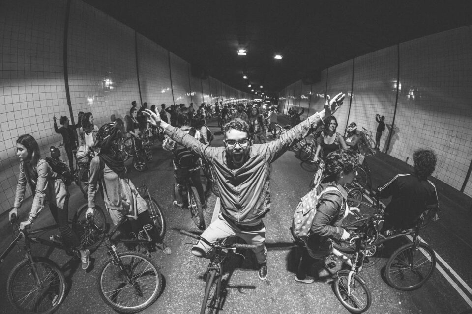 Bloco da Bicicletinha abre exposição na galeria Quartoamado